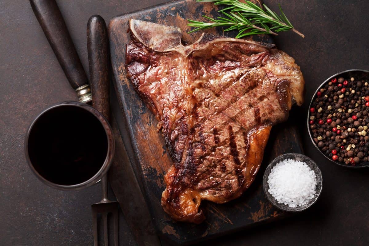 Juicy Steak with red wine - perfect match - Inspiring Wines